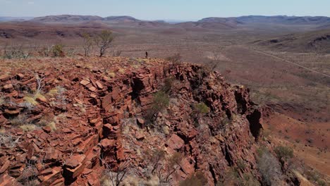 Trockene-Bergkämme-Der-Berge-Westaustraliens,-Wanderabenteuer,-Drohnenaufnahme