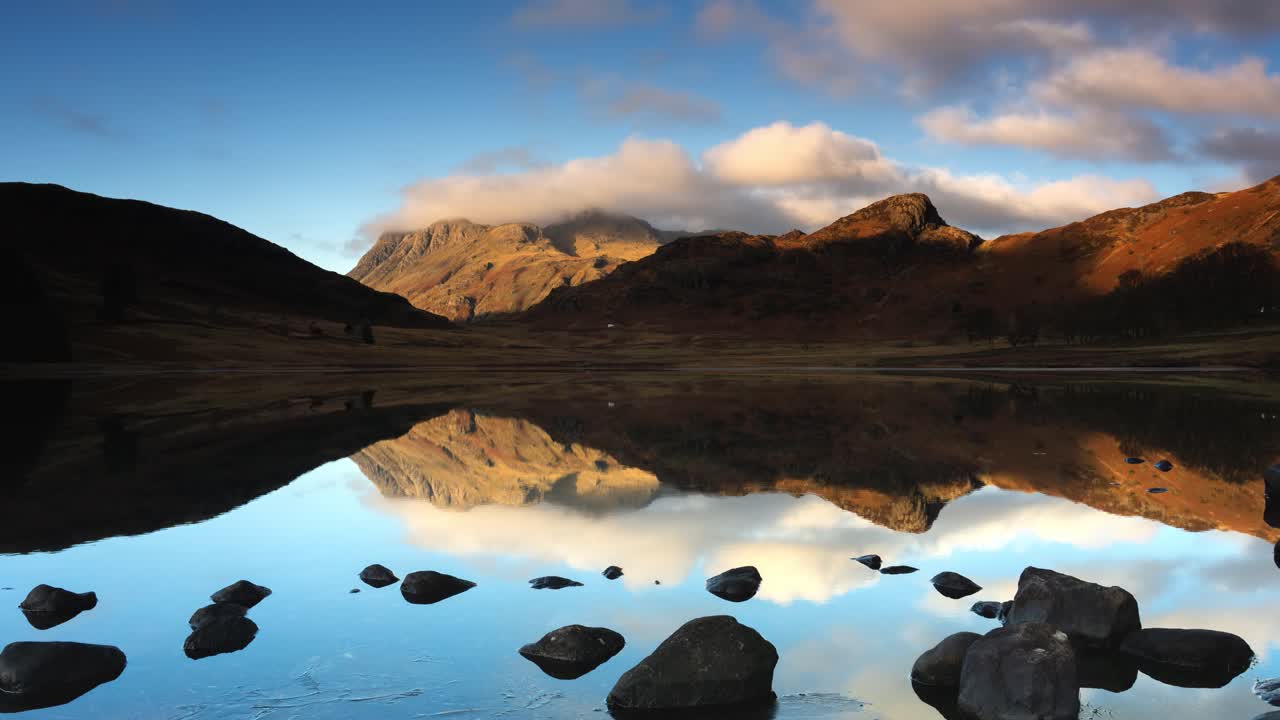 İngiliz Göller Bölgesi, Birleşik Krallık'ta, kuzeydeki Little Langdale ile daha büyük Great Langdale arasında yer alan Blea Tarn'ın hızlandırılmış çekimi.