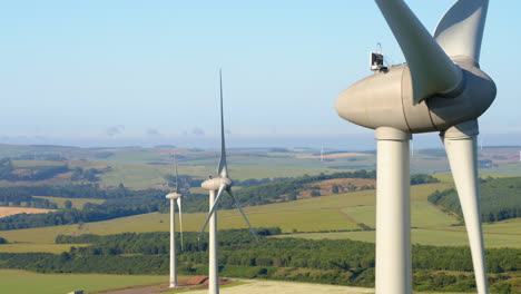 Luftaufnahmen-Von-Einem-Windturbinenpark-In-Schottland