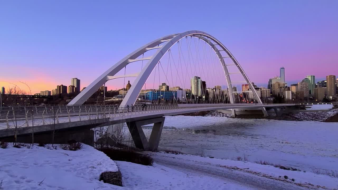 impresionante invierno púrpura rosa glorioso atardecer edmonton centro blanco futurista puente walter dale en una ciudad posmoderna pareja de ciclistas ciclo por ríos helados borde congelado sobre el río saskatchewan norte 3-3