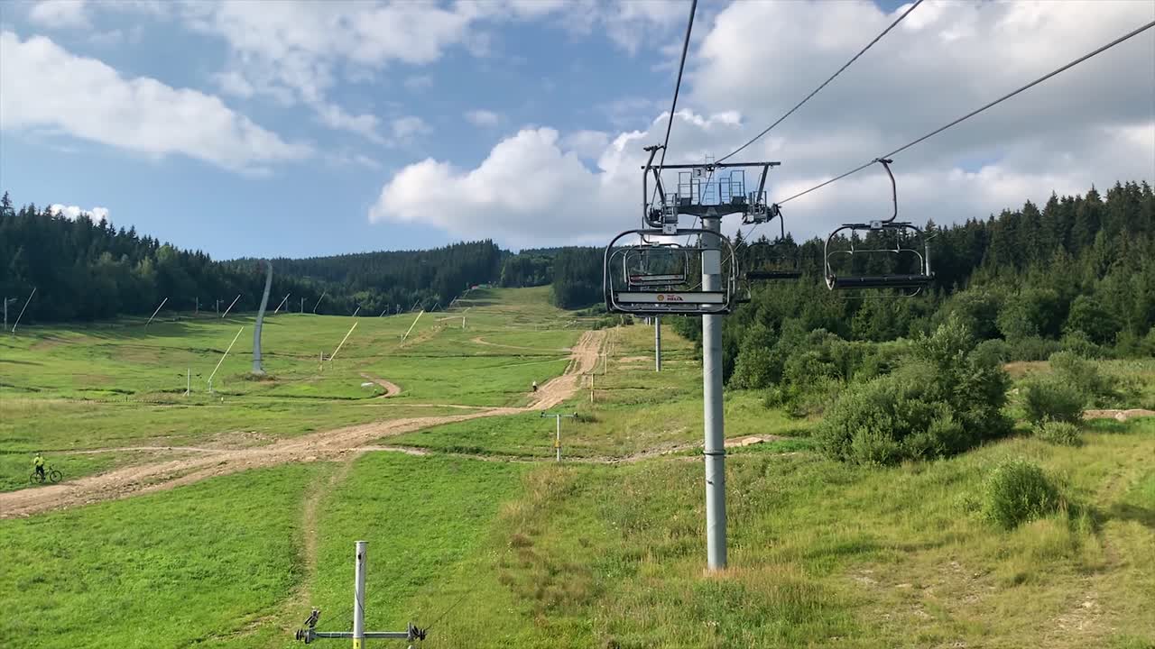 화창한 날 여름에 빈 스키 리프트 케이블 방식으로 산을 조망할 수 있습니다.