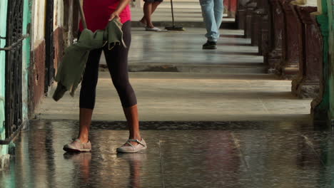 Mujer-Trapeando-Afuera-En-La-Noche-En-La-Habana,-Cuba