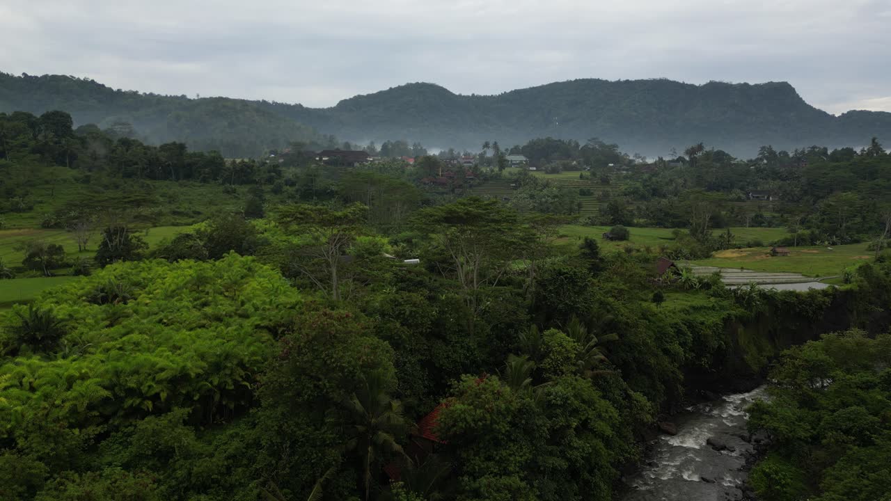 montañas en una mañana nublada en el este de bali, rodeado de selva, aérea