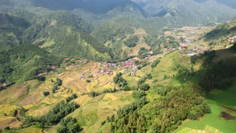 antena de un pequeño pueblo de montaña en el valle de sapa vietnam en un día soleado de verano