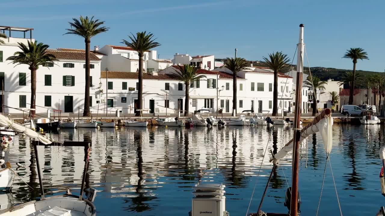 Il tradizionale villaggio di pescatori mediterraneo di Fornells a Minorca con case bianche e riflessi