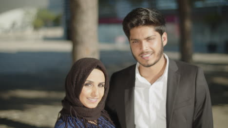 Glückliches-Muslimisches-Paar,-Das-Einander-Liebevoll-Anschaut