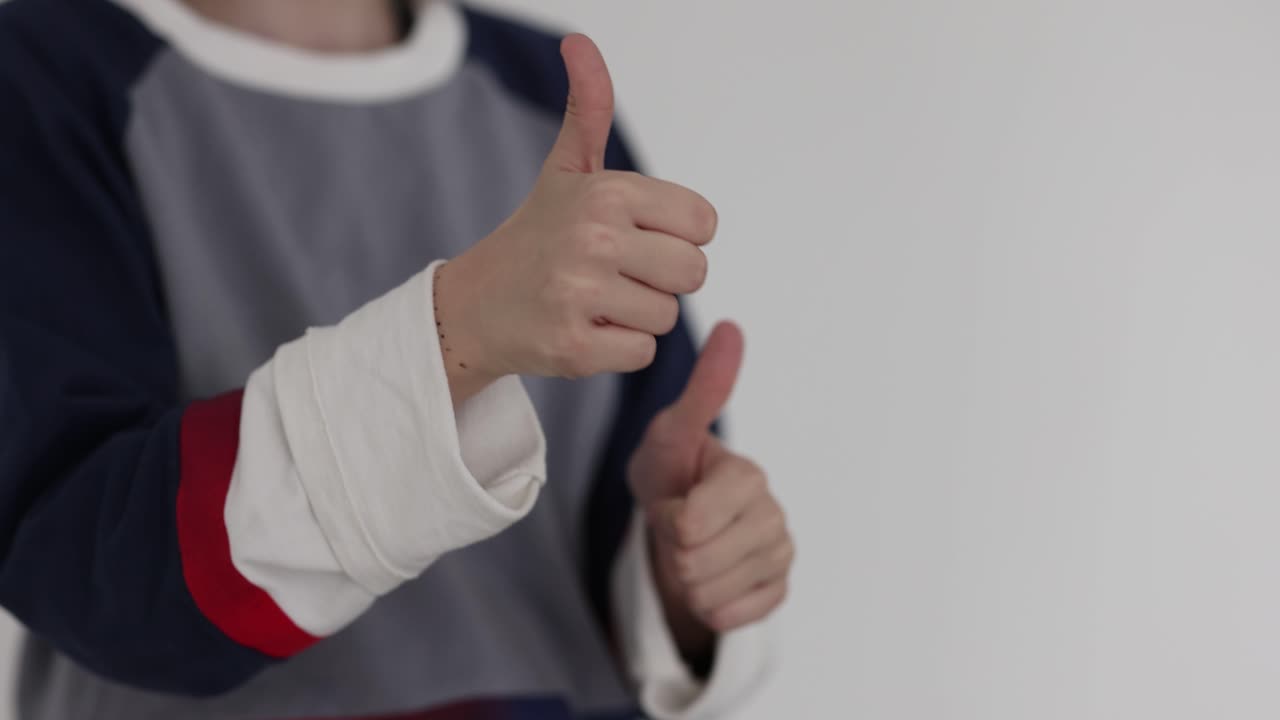 gesto de pulgares arriba