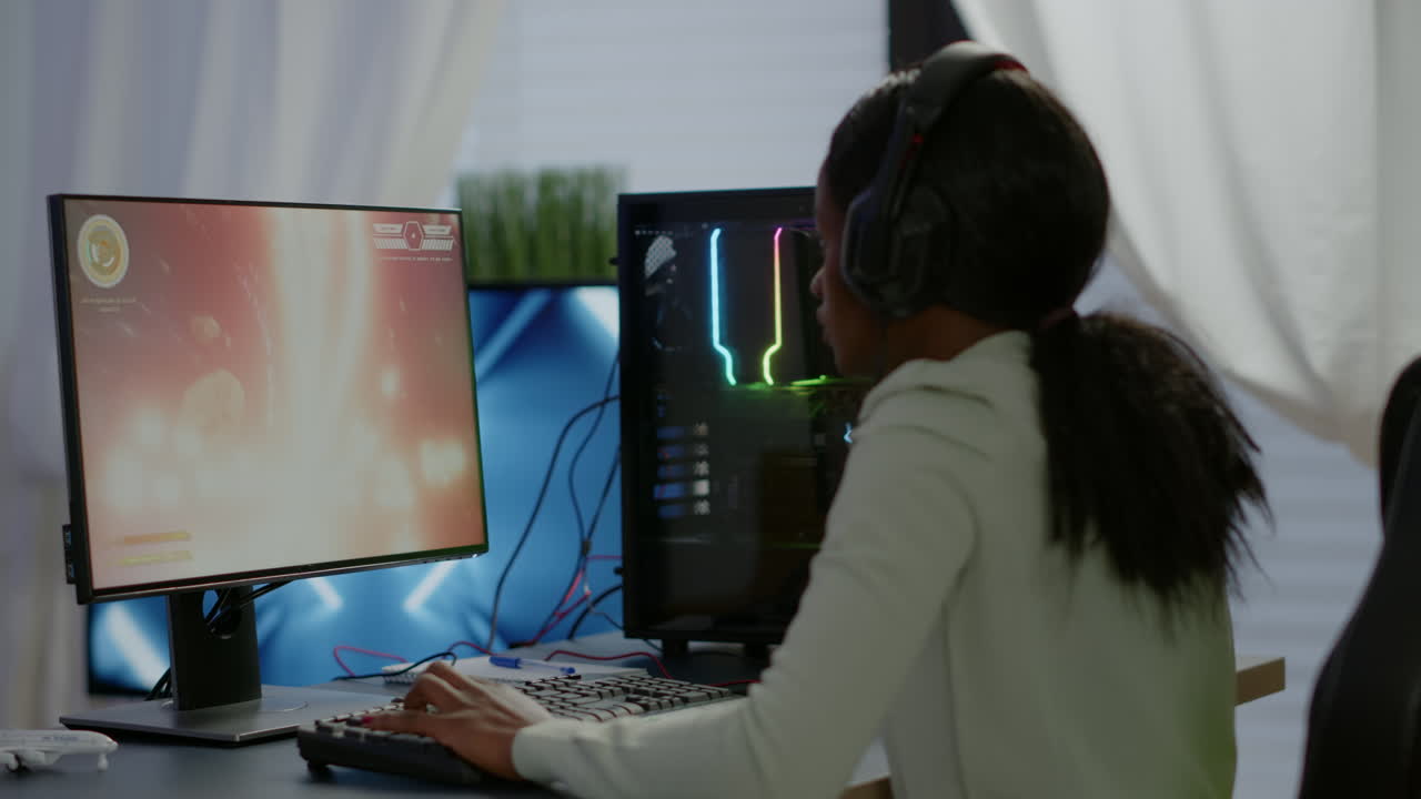 mujer negra profesional jugadora con auriculares perdiendo tirador espacial