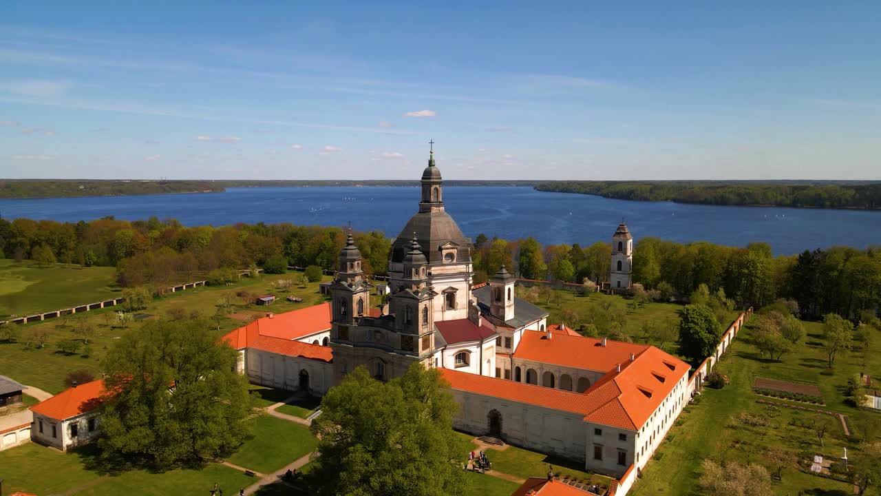 toma aérea del antiguo monasterio y iglesia de pazaislis en un día soleado con un cielo azul y despejado, en kaunas, lituania, toma de paralaje