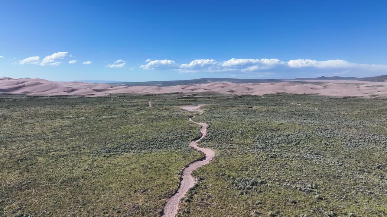 미국 유타 사막의 비포장 도로와 녹색 초목