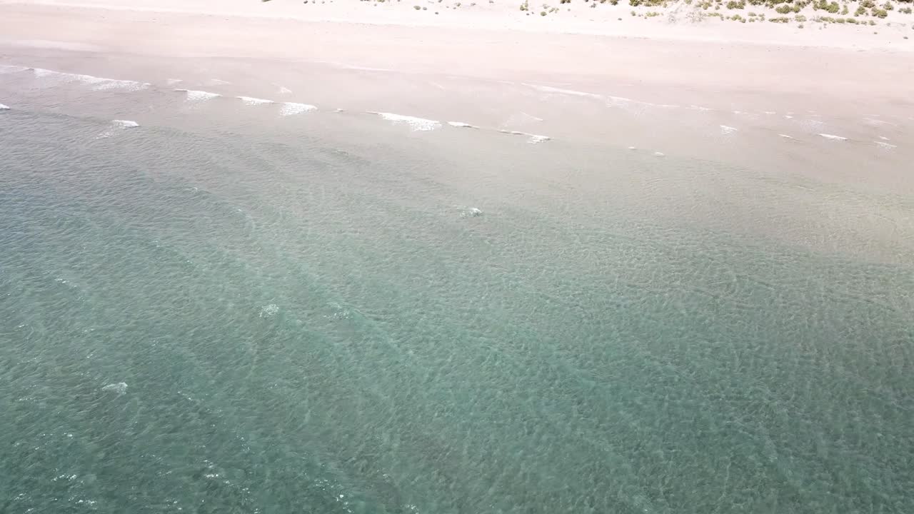 열대 푸른 해변과 산이 아래로 펼쳐지는 드론 공중