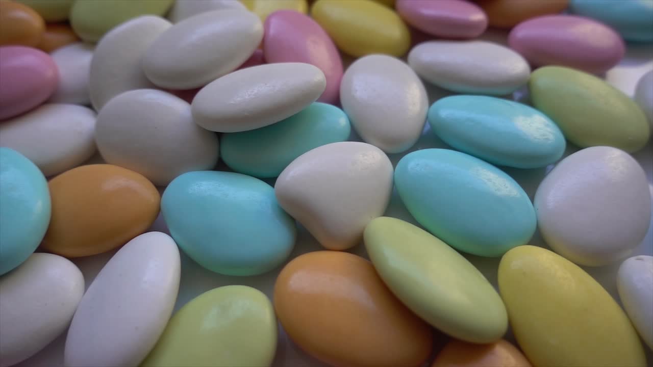 una pila de deliciosas y coloridas almendras de chocolate 04