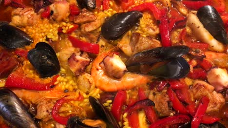 Primer-Plano-De-La-Paella-Española-Tradicional-Casera,-Plato-De-Marisco-Con-Arroz