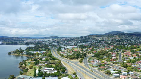 Drone-Aéreo-Sobrevuela-El-Horizonte-De-La-Ciudad-De-Hobart-Y-El-Monte-Wellington-En-Tasmania-Australia-4k-Cámara-Lenta