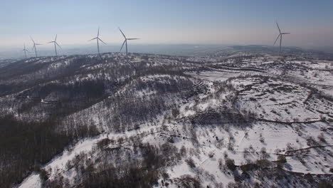 Viele-Windkraftanlagen-Auf-Einem-Berg
