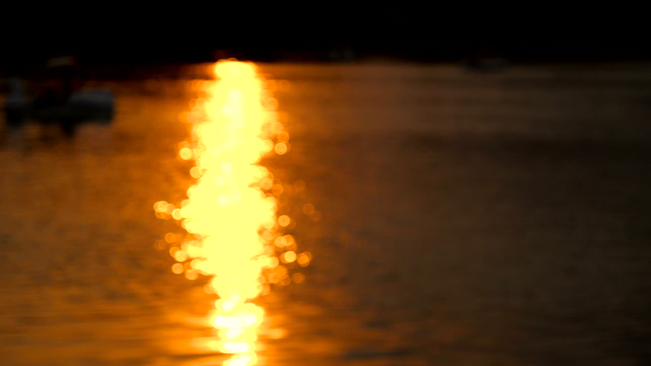 video de movimiento de 4k de la superficie del agua desenfocada