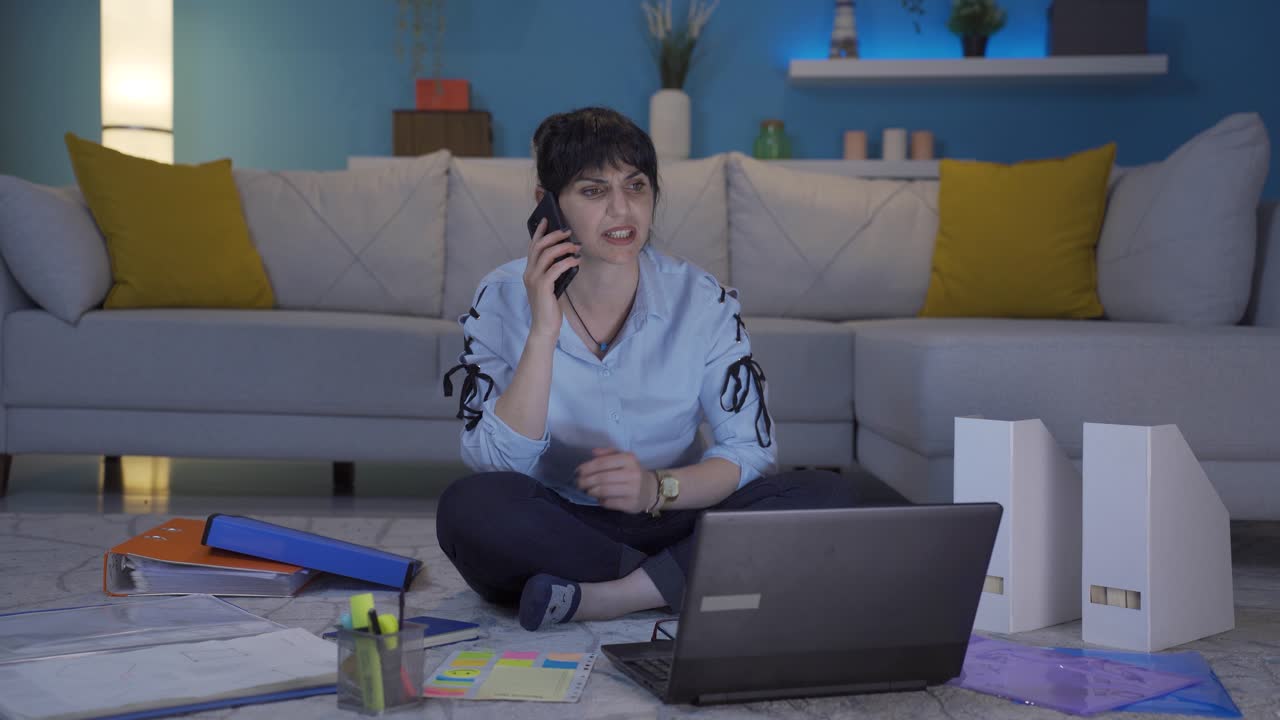 trabajadora de oficina en casa, mujer enojada por el teléfono, realiza una llamada de negocios.