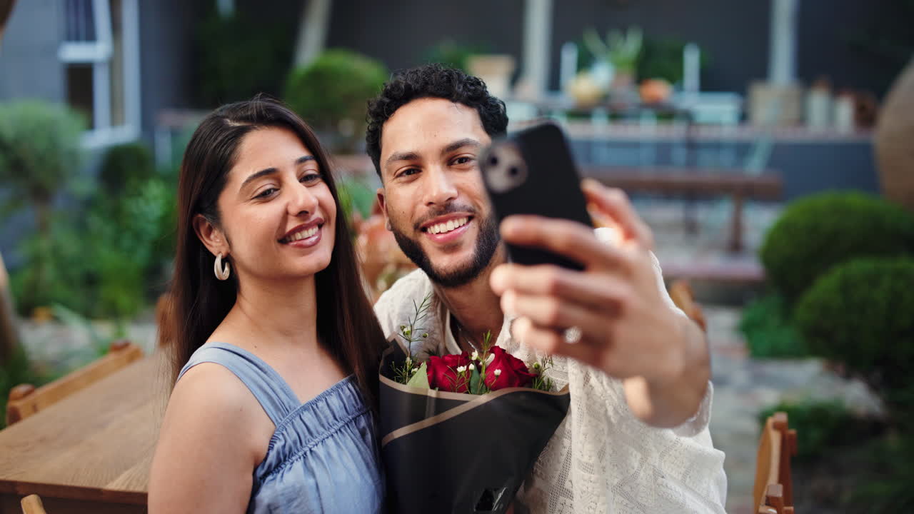 Coppia felice che si scatta un selfie romantico con un mazzo di rose rosse