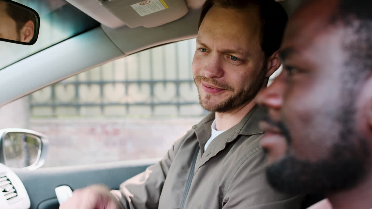 운전하는 법을 배우는 남자