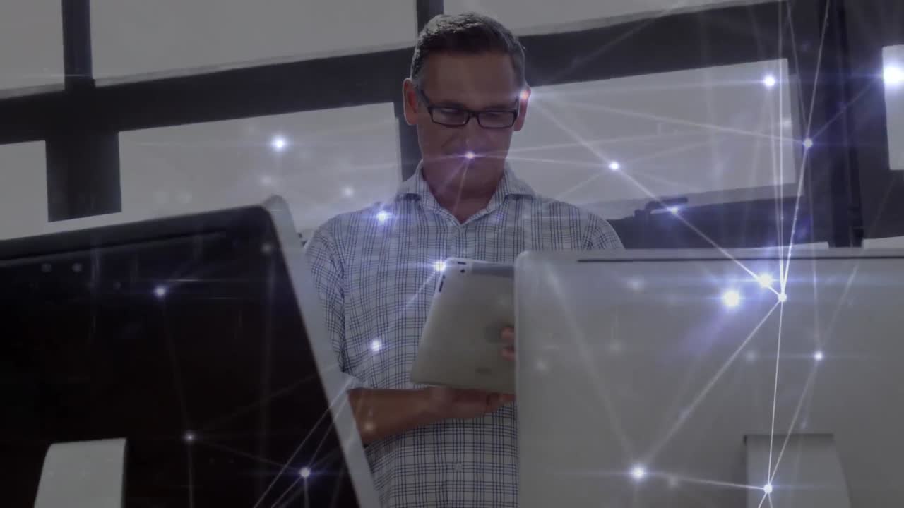 animación de la red de conexiones a través de un hombre de negocios que usa una tableta