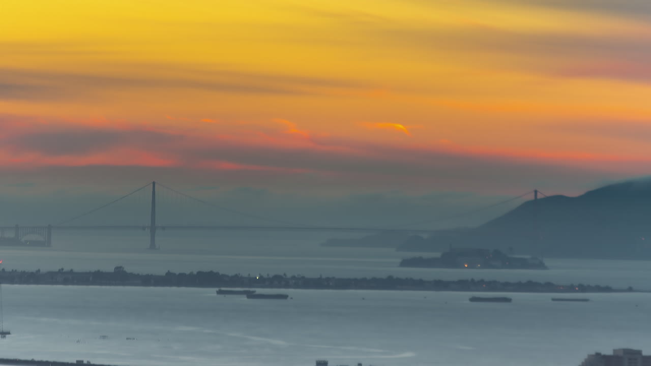 샌프란시스코 금문교의 시간경과 일몰 시 베이 지역의 탁 트인 전망