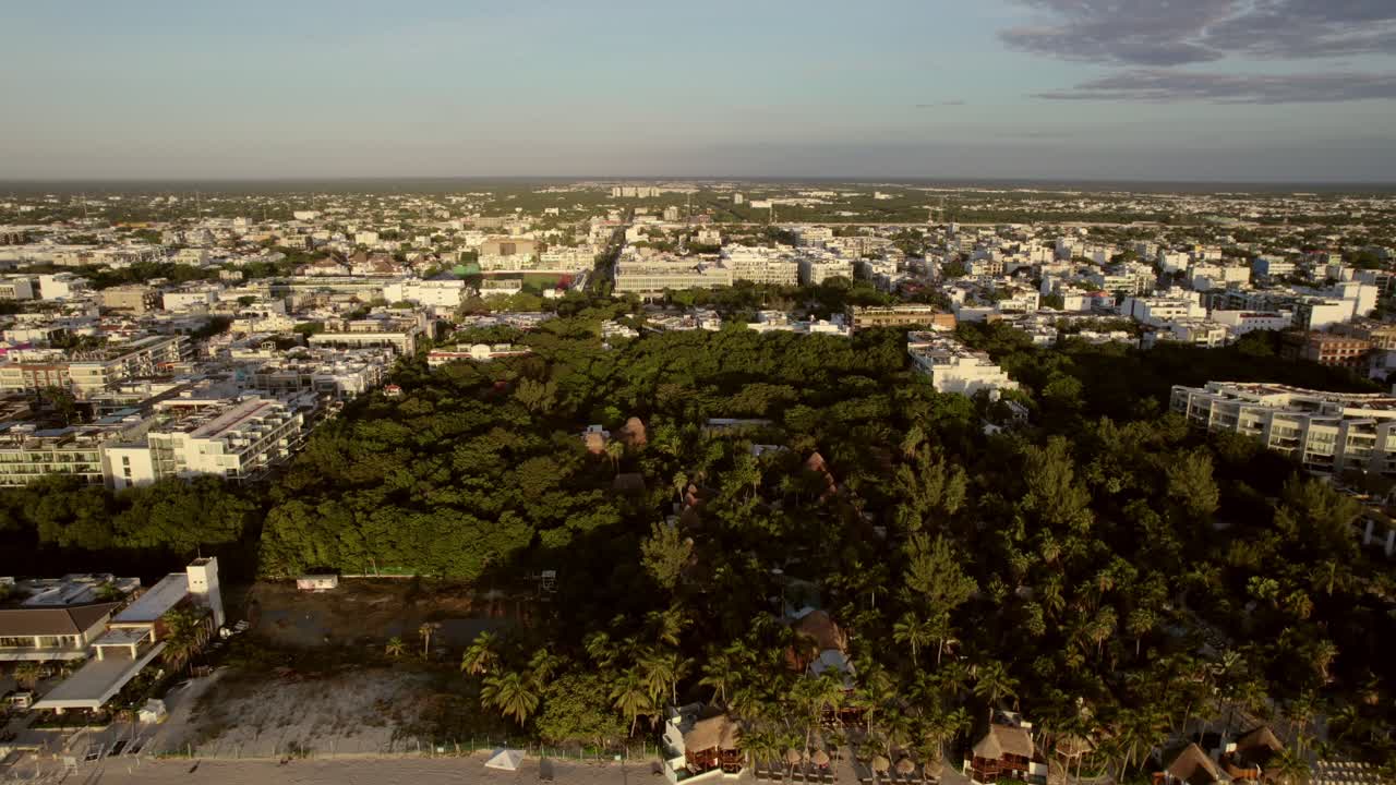 vista aérea de la playa, el bosque, el paisaje urbano y el campo de fútbol en costa rica