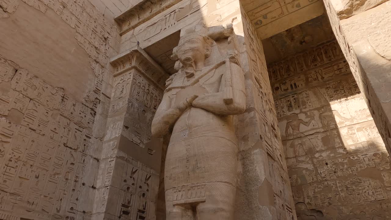 estatua colosal que protege medinet habu, luxor, egipto