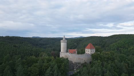 castillo de piedra medieval con una torre y altas murallas defensivas