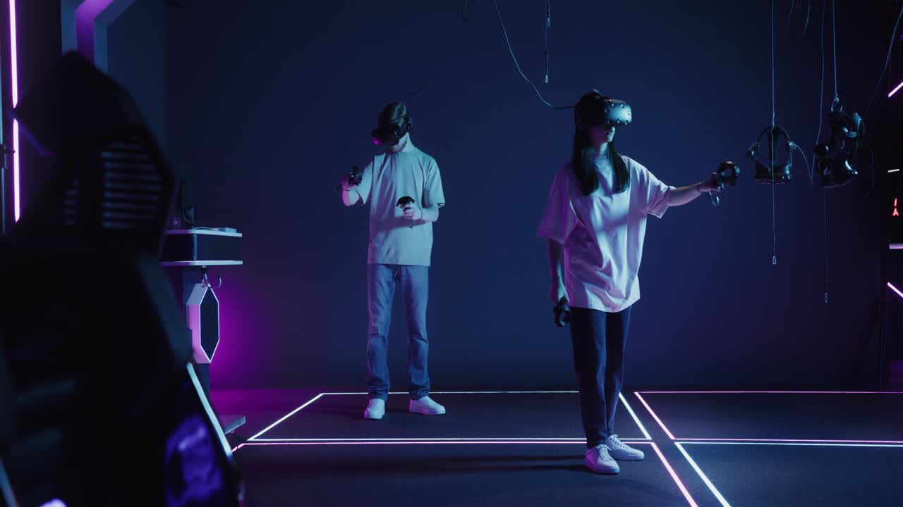 dos personas disfrutando de la experiencia de juego vr