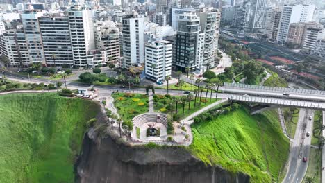 El-Parque-Del-Amor,-Love-Park-In-Miraflores,-Lima,-Peru