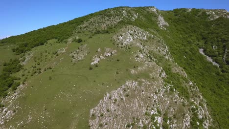 vista aérea de los picos que rodean el desfiladero de turda en rumania