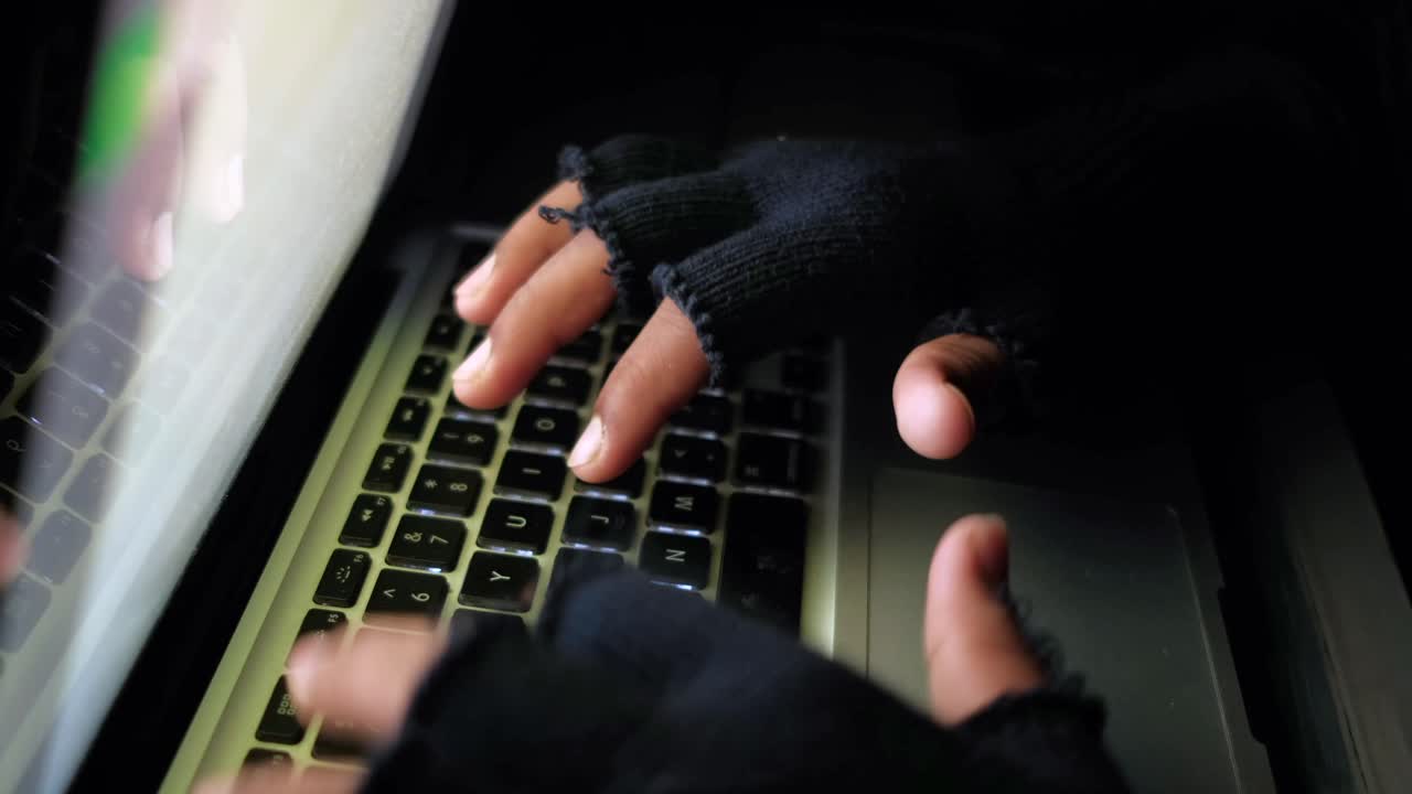 atacando a un hacker de computadora portátil