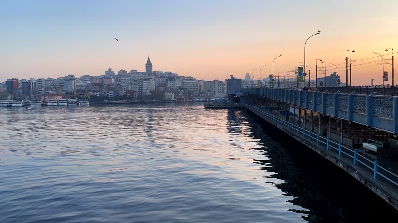 갈라타 다리에서 볼 수 있는 이스탄불의 오래된 도시