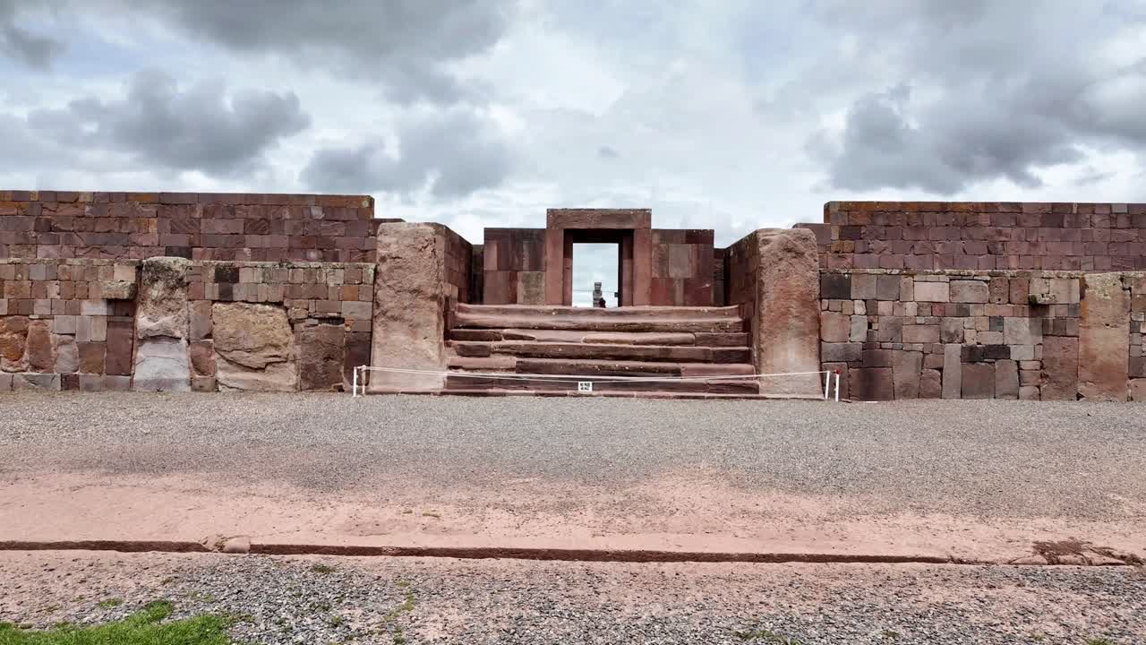 Antigua entrada del Templo de Kalasasaya en el Sitio Arqueológico de Tiwanaku, Bolivia.