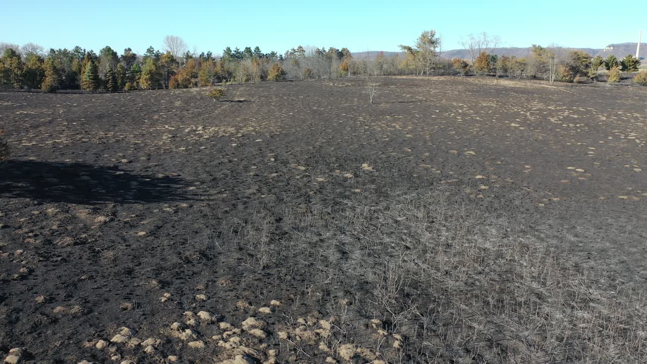 vista aérea de un paisaje quemado después de un incendio forestal