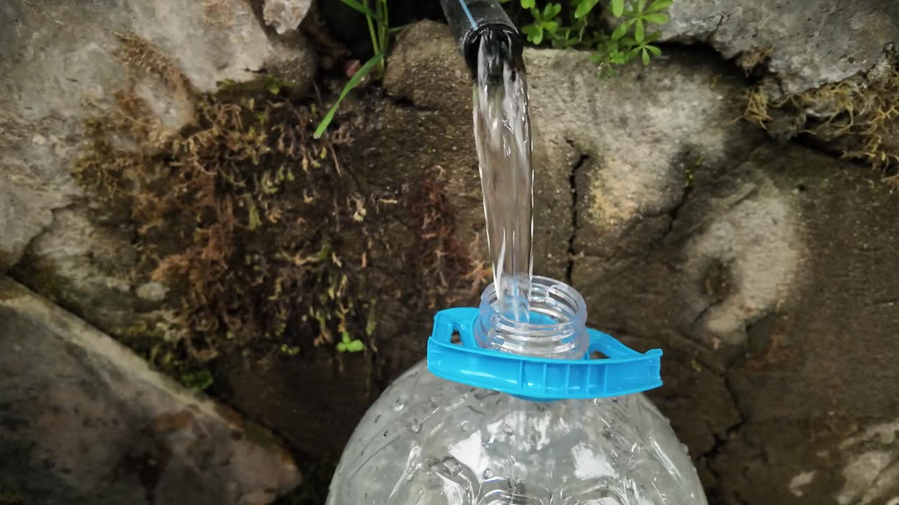 자유롭게 흐르는 천연  광물 물 공급에서 병을 채우는 것