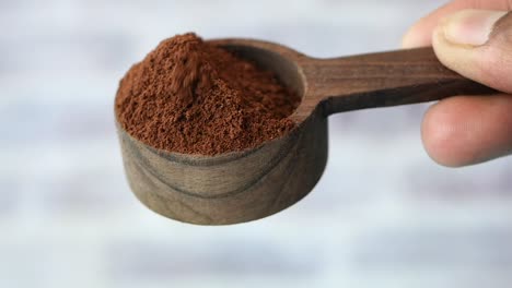 coffee powder in wooden scoop