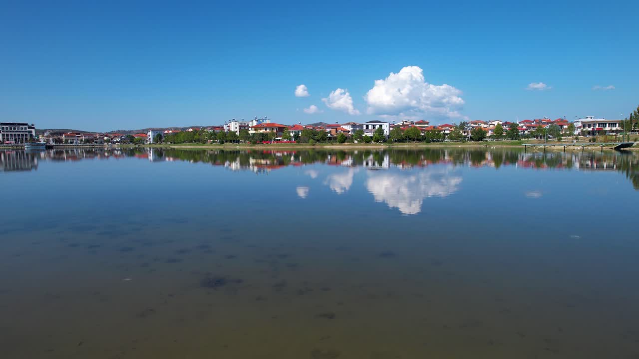 lago belsh: un retiro pacífico en un pintoresco pueblo, perfecto para escapadas de fin de semana, pesca y entusiastas de los deportes acuáticos