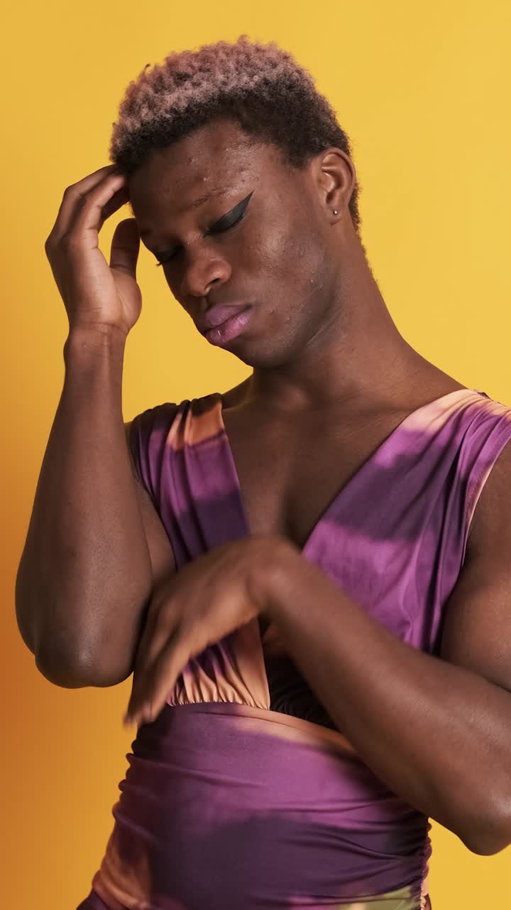 Uomo transgender africano preoccupato su sfondo giallo