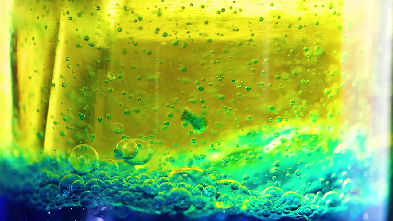 líquido burbujeante en una configuración de laboratorio vibrante