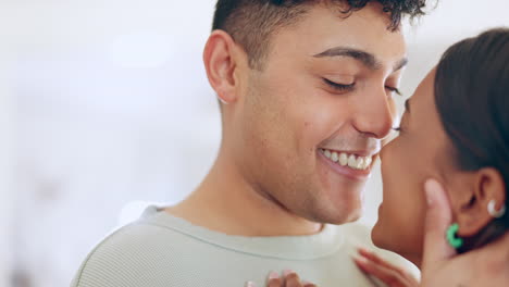 Cara,-Pareja-Feliz-Y-Toque-De-Amor-En-Casa.