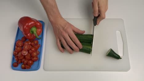 Hombre-Cortando-Pepino-Con-Cuchillo