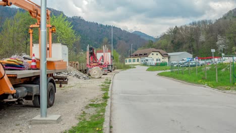 Baustelle-Und-Es-Stehen-Ein-Paar-Fahrzeuge-Herum