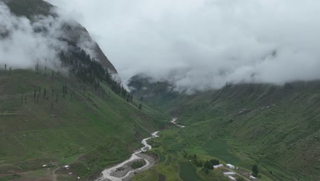 exuberantes prados verdes del valle de naran con nubes flotantes, pakistán