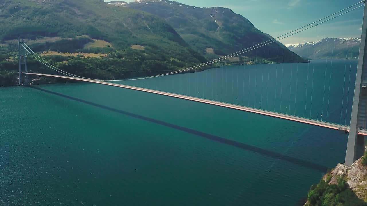 levante la grúa e incline hacia abajo la toma de un puente colgante en un día soleado