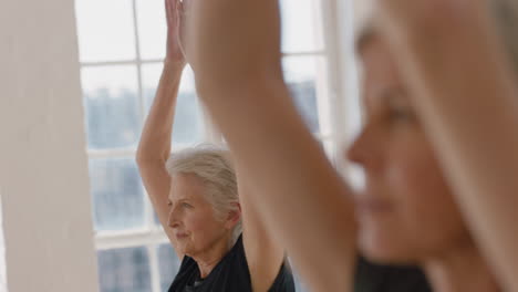 Yoga-Kurs,-Schöne-Alte-Frau,-Die-Gesunde-Meditation-Praktiziert,-Gebetshaltung-übt-Und-Das-Körperliche-Fitnesstraining-In-Der-Gruppe-Im-Studio-Genießt