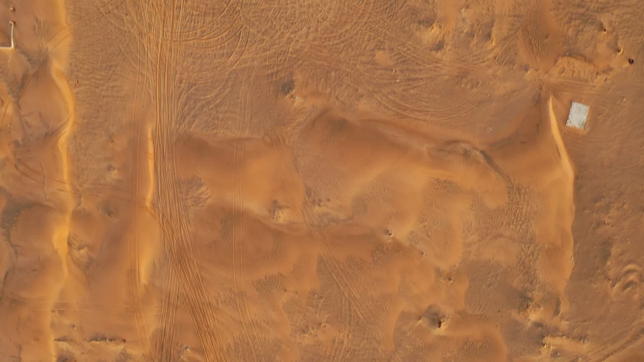 vista aérea de un pueblo abandonado vacío y casas cubiertas de arena del desierto cerca de dubai