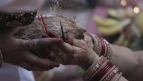 Indischer-Gläubiger-Verehrt-Den-Hinduistischen-Allmächtigen-Sonnengott-Mit-Heiligen-Opfergaben-Beim-Chhath-Fest