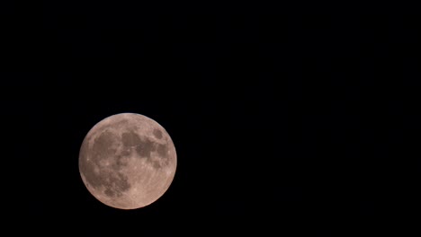 Primer-Plano-De-La-Superluna-De-La-Cosecha-Elevándose-Sobre-Las-Montañas-Cascade-En-El-Sur-De-Oregon