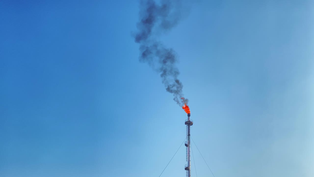 키가 큰 플레어 스택 정유 산업 불타는 방출 연기의 최소한의 배경